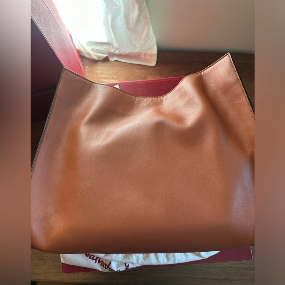 Ferragamo Trifolio Tan and Gold Shoulder Bag with Chain Strap - Picture 4 of 11
